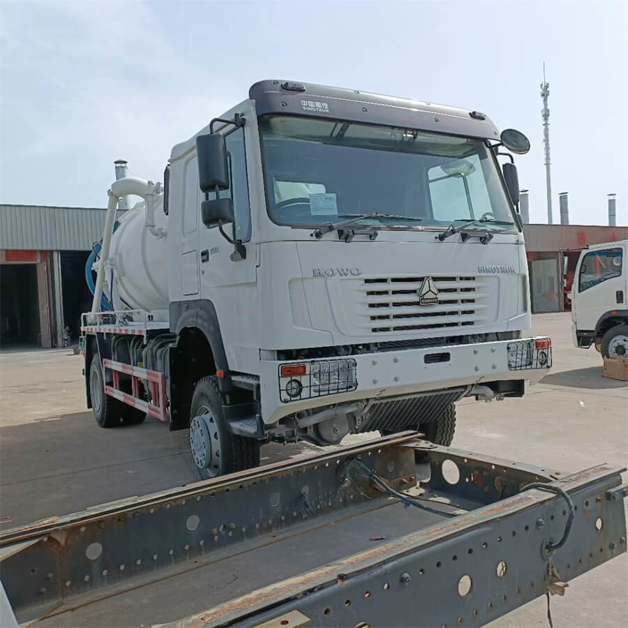 Sinotruk HOWO 4X4 10cbm 4WD Sewage Waste Vacuum Water Suction Truck