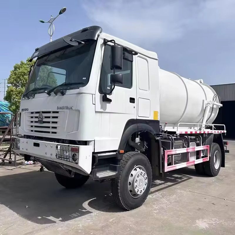 Sinotruk HOWO 4X4 10cbm 4WD Sewage Waste Vacuum Water Suction Truck