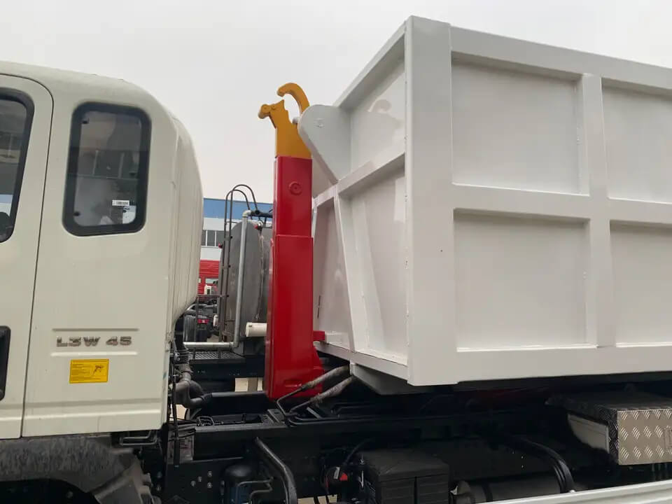 Sinotruk 8cbm Swing Arm Waste Truck Skip Loader