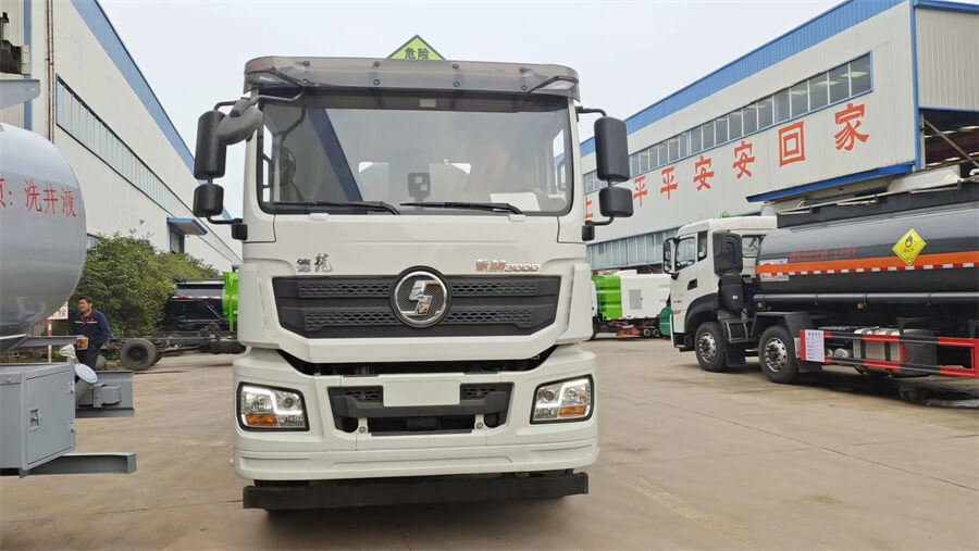 Shacman 8X4 Chemical Transport Truck