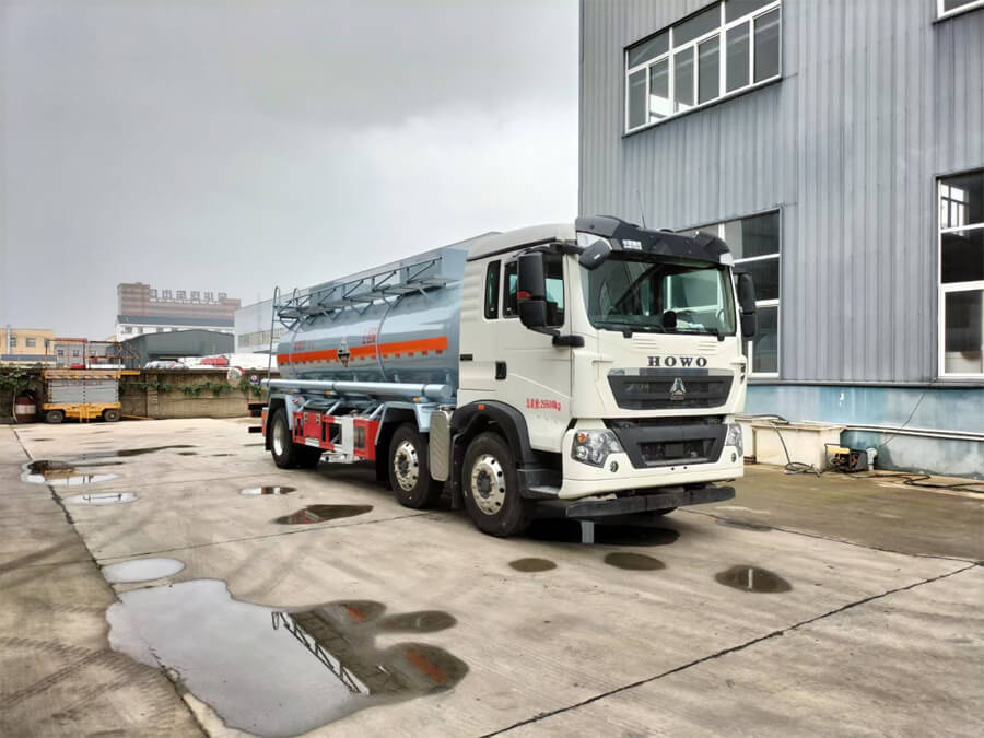 Sinotruk HOWO 8X4 Chemical Liquid Tank Truck