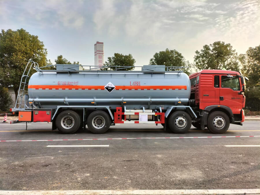 Sinotruk HOWO 8X4 Chemical Liquid Tank Truck