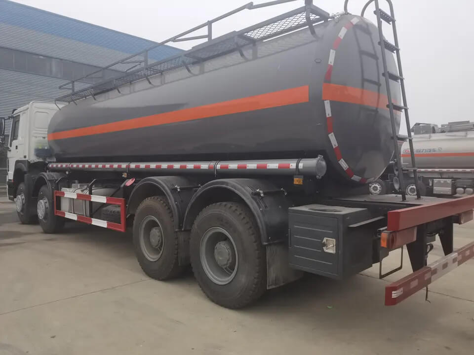 Sinotruk HOWO 8X4 Chemical Liquid Tank Truck