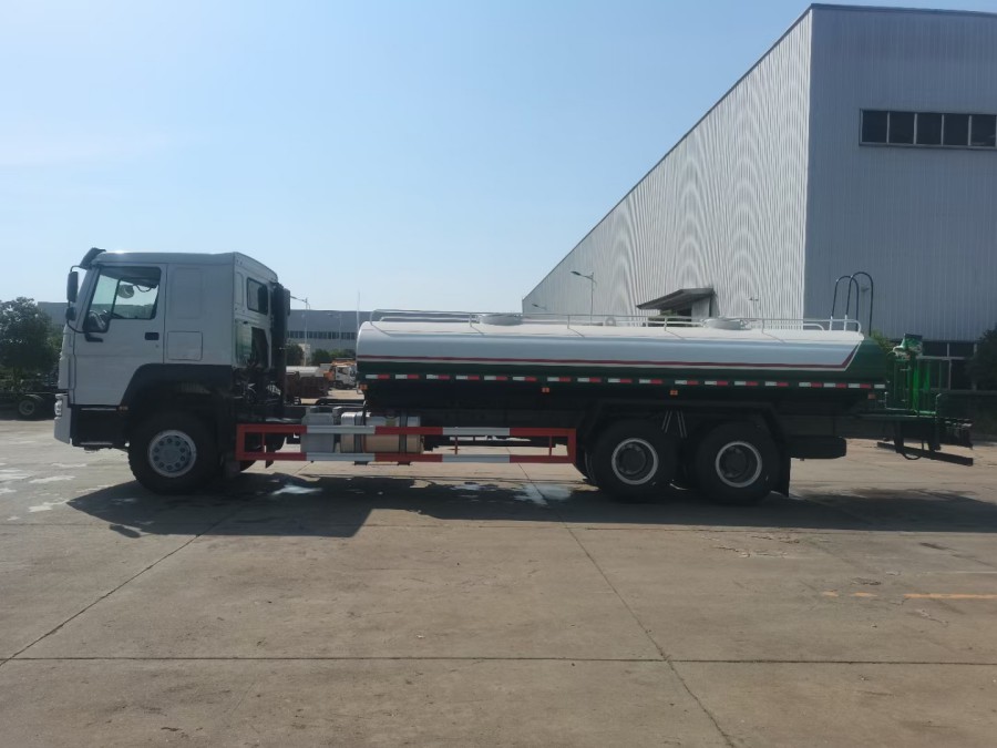 HOWO 12000Liters 12T Water Sprinkler Truck
