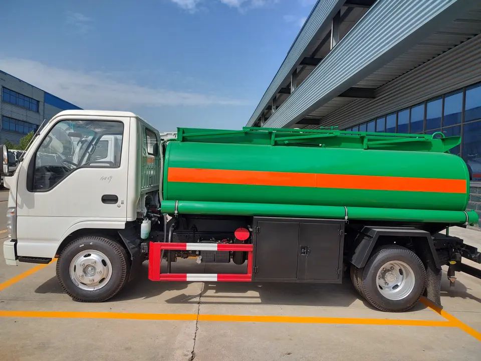 Isuzu 5cbm 5000Liters Oil Tanker Fuel Dispenser Truck