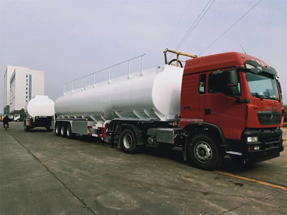 Good Quality Carbon Steel Fuel Tank Trailer with 2 Compartment