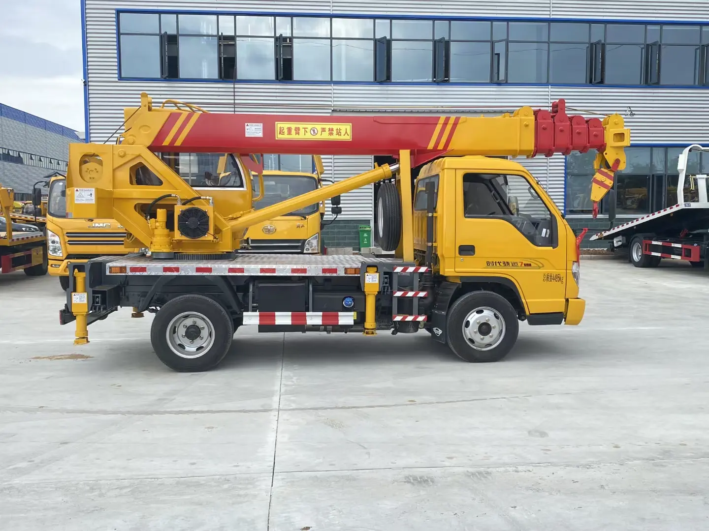 4X2 6Wheels FOTON Truck Mounted 10t Loading Crane Telescope Boom 4 Jibs 28M