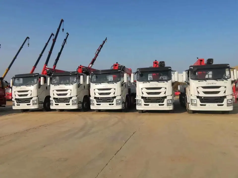ISUZU GIGA Right Hand 4X2 6Wheels Cargo Truck with 12ton Straight Boom Crane