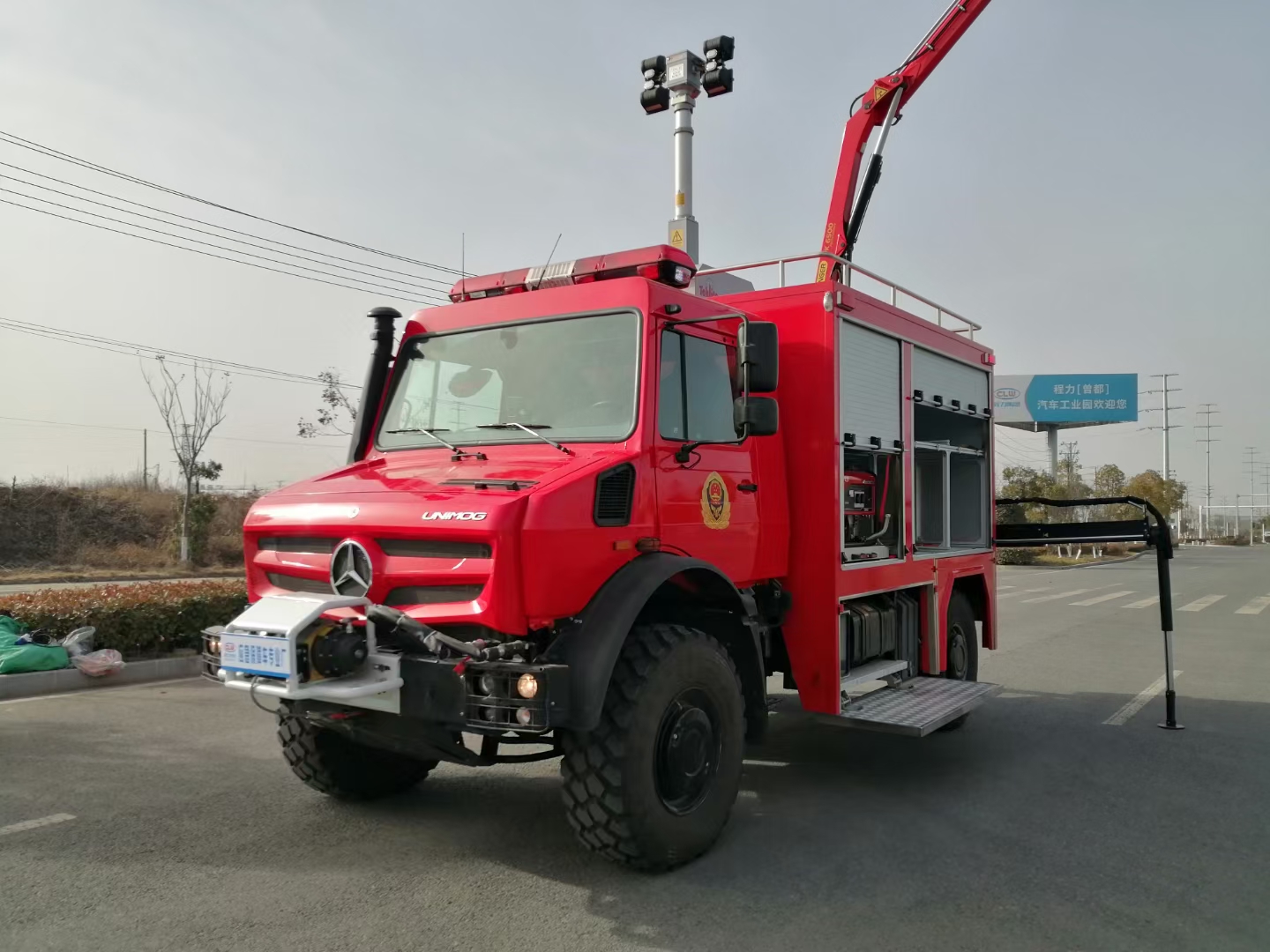 Mercedes-Benz 4X4 Multi Functional off-Road Maintenance Service Truck Mobile Workshop Mounted with 3tons Crane