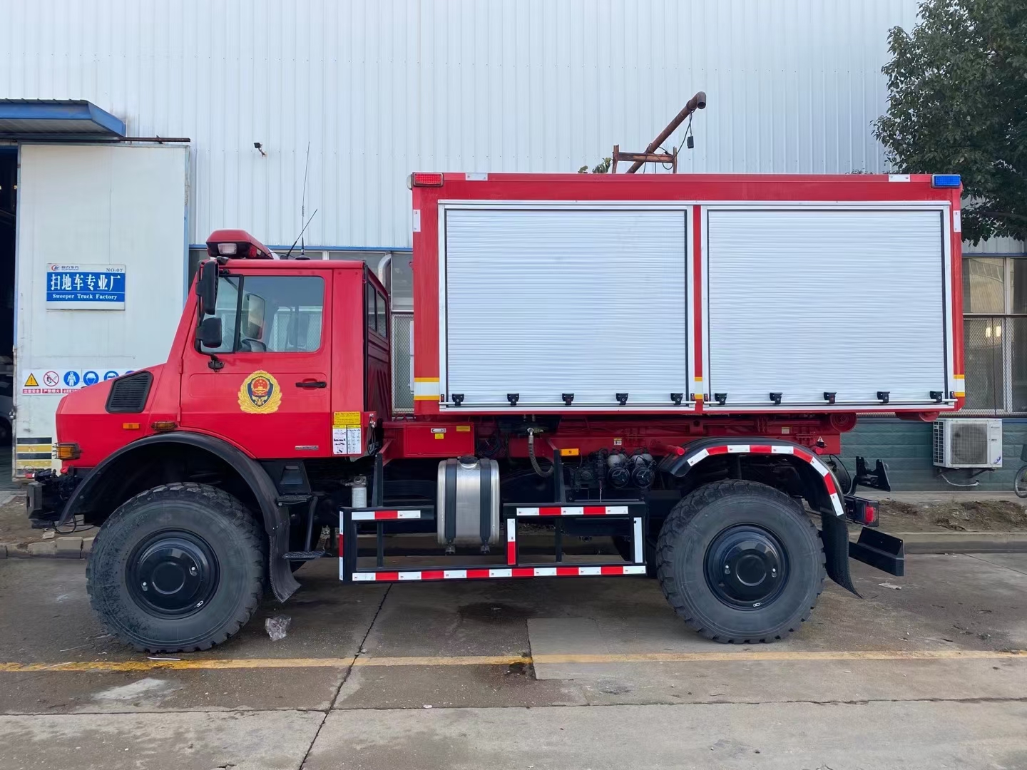 Mercedes-Benz 4X4 Multi Functional off-Road Maintenance Service Truck Mobile Workshop Mounted with 3tons Crane