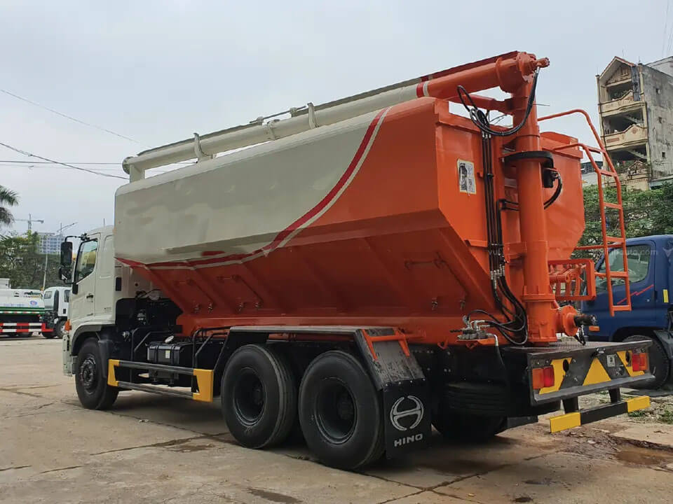 6X4 Bulk Feed Tank Truck for Silo Filling
