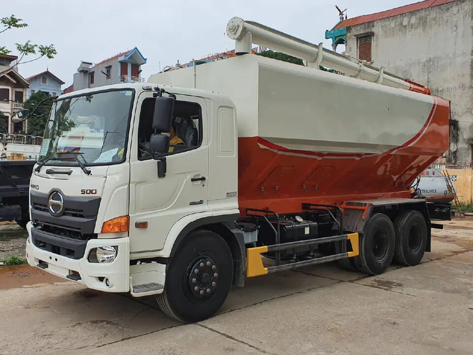 6X4 Bulk Feed Tank Truck for Silo Filling