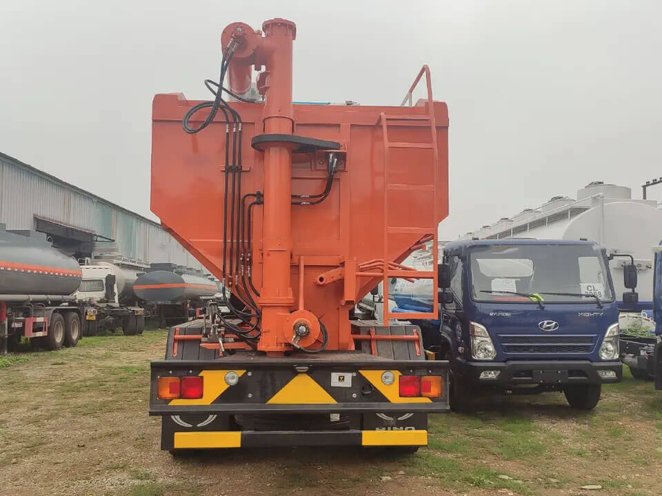 6X4 Bulk Feed Tank Truck for Silo Filling