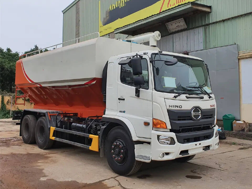 6X4 Bulk Feed Tank Truck for Silo Filling