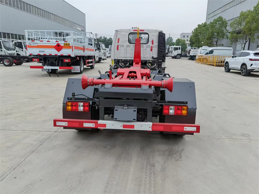 4X2 8cbm Refuse Collection Waste Container Lifter Truck