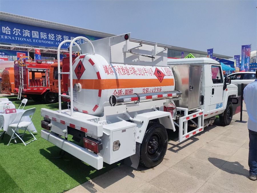 Dongfeng 2000Liters Oil Dispenser Truck