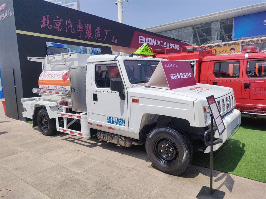 Dongfeng 2000Liters Oil Dispenser Truck
